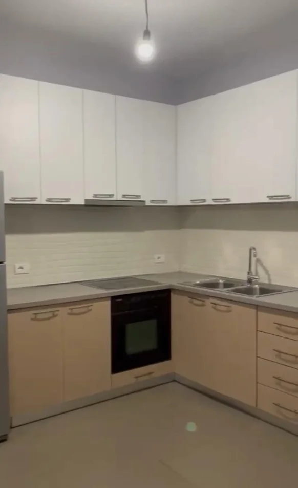Tirane, jepet me qera apartament 2+1 Kati 8, 138 m² 450 € (Yzberisht)