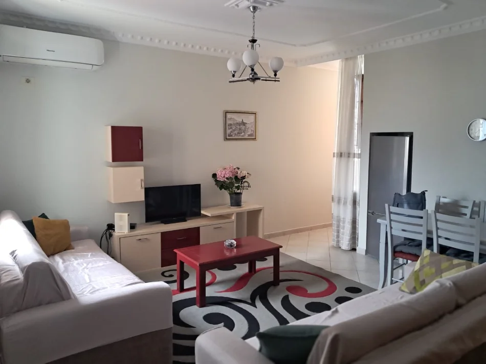 Tirane, jepet me qera apartament 2+1 Kati 8, 70 m² 550 € (QENDER)