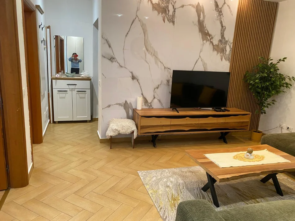 Tirane, jepet me qera apartament 2+1 Kati 8, 70 m² 800 € (RRUGA E BARRIKADAVE)