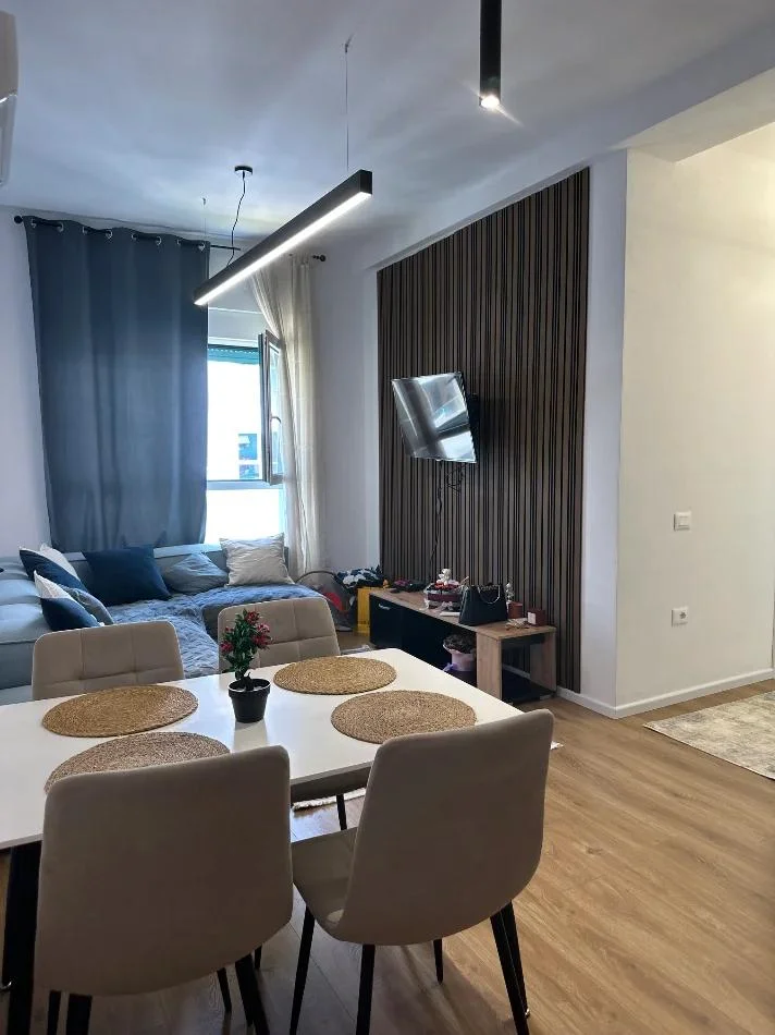 Tirane, jepet me qera apartament 2+1 Kati 8, 80 m² 500 € (ALI DEMI)