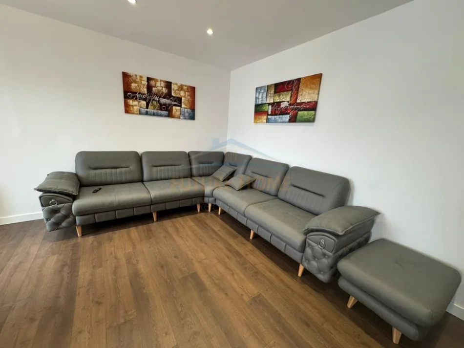 Tirane, jepet me qera apartament 2+1 Kati 8, 80 m² 950 € (MINE PEZA)