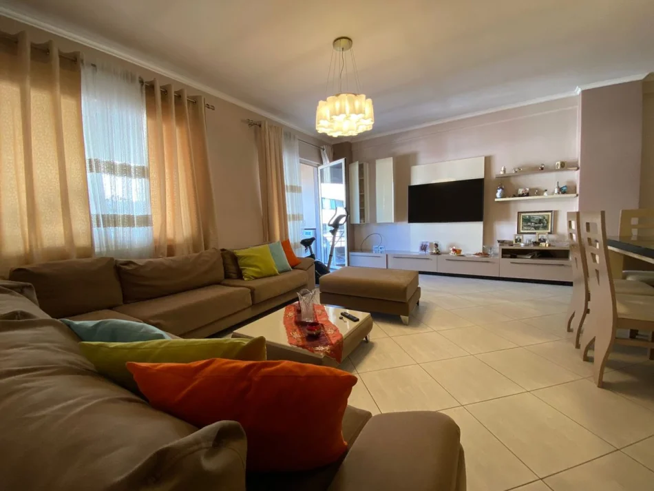 Tirane, jepet me qera apartament 2+1 Kati 8, 85 m² 650 € (Astir)