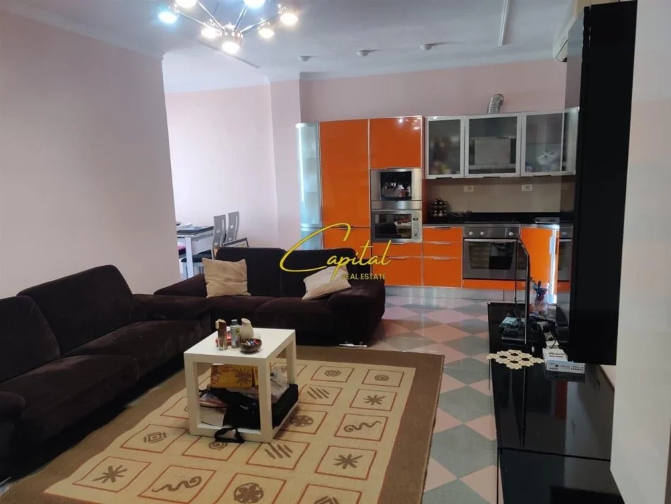 Tirane, jepet me qera apartament 2+1 Kati 8, 85 m² 800 € (ISH BLLOKU)