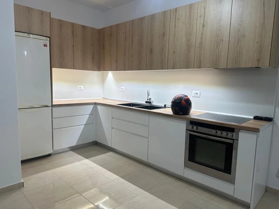 Tirane, jepet me qera apartament 2+1 Kati 8, 90 m² 600 € (Casa Italia)