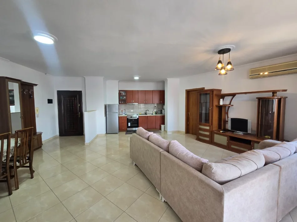 Tirane, jepet me qera apartament 2+1 Kati 9, 111 m² 650 € (RRUGA E BARRIKADAVE)