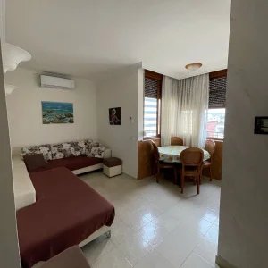 Tirane, jepet me qera apartament 2+1 Kati 9, 77 m² 650 € (Rruga Petronin Luarasi)