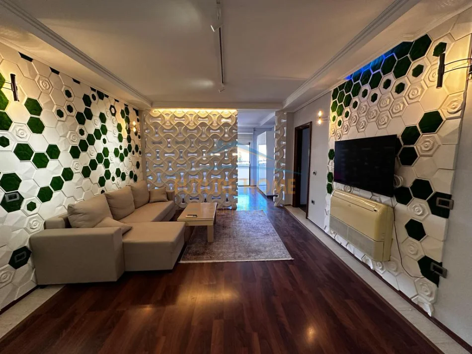 Tirane, jepet me qera apartament 2+1 Kati 9, 89 m² 900 € (Rruga Deshmorët e 4 Shkurtit)