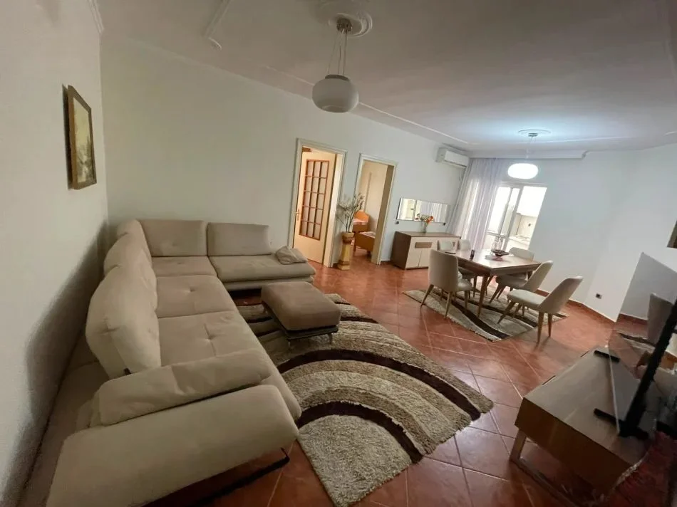 Tirane, jepet me qera apartament 2+1 Kati 9, 95 m² 700 € (Komuna e Parisit)