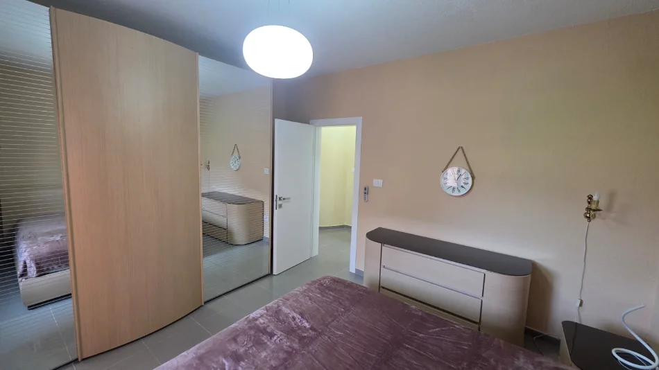 Tirane, jepet me qera apartament 2+1 , (Rruga e Kosovarve)
