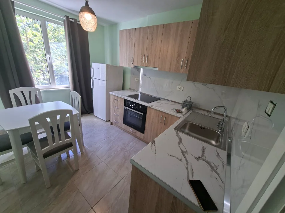 Tirane, jepet me qera apartament 2+1 cmimi 600 € (Ish Ekspozita)