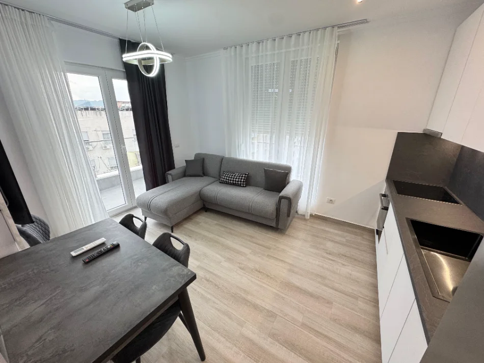 Tirane, jepet me qera apartament 2+1 , (jordan misja)