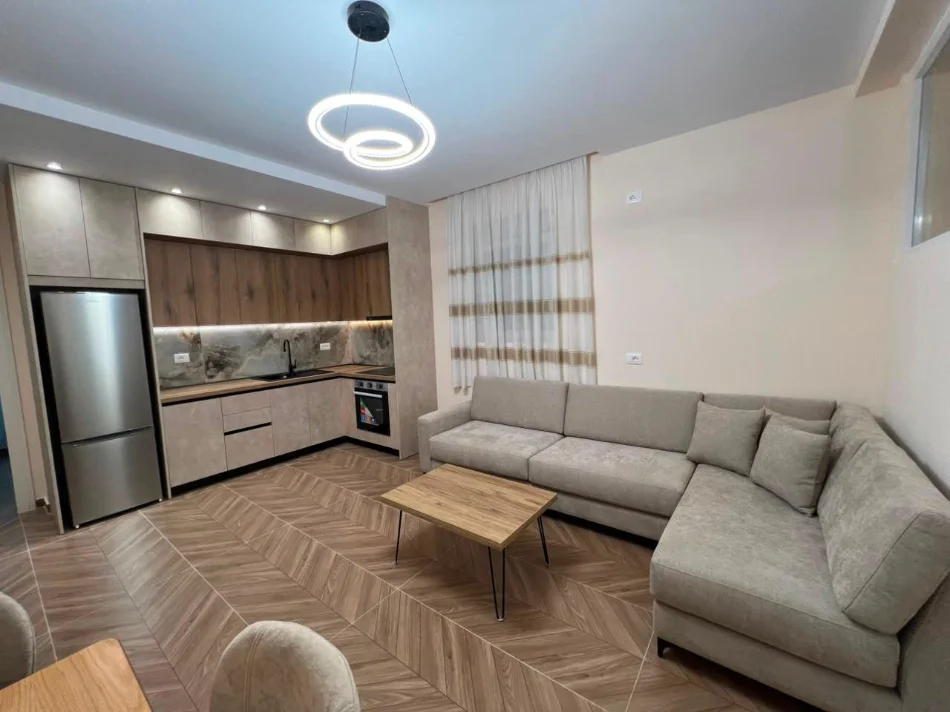 Tirane, jepet me qera apartament 2+1+post parkimi Kati 1, 85 m² 50.000 Lek (Sauk tek Akademia e Policis)