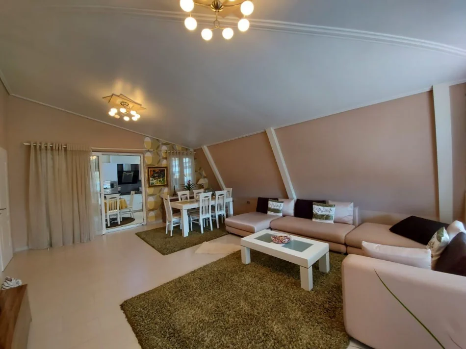 Tirane, jepet me qera apartament 3+1 , 150 m² 700 € (fresk)
