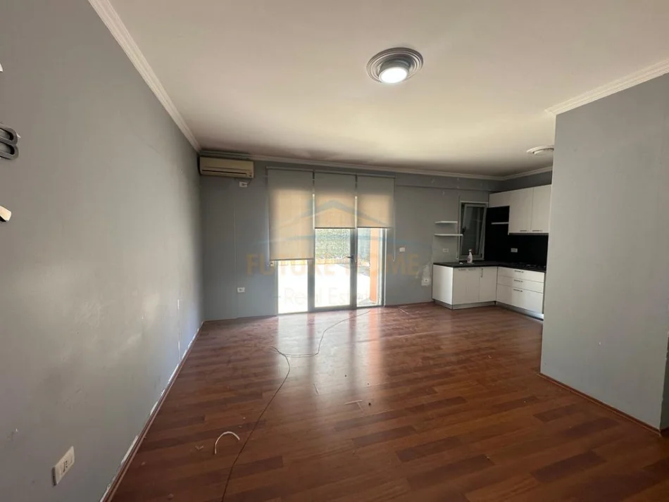 Tirane, jepet me qera apartament 3+1+2, Kati 1, 120 m² 1.000 € (Rruga 5 Maji)