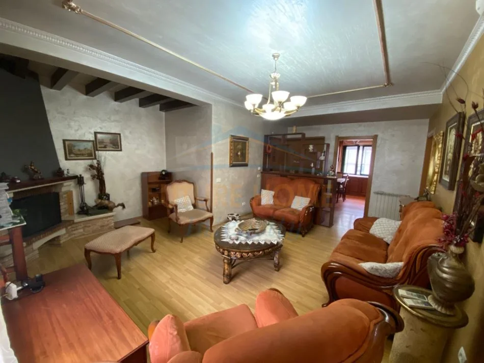 Tirane, jepet me qera apartament 3+1+2 Kati 2, 138 m² 1.000 € (ZOGU I ZI , Prane Logos)