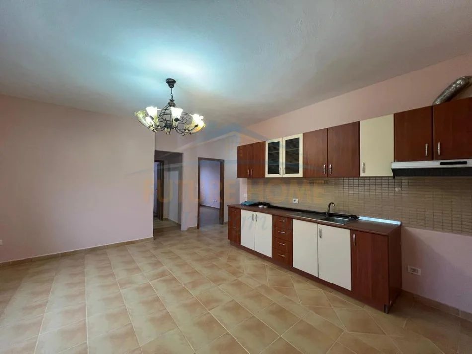 Tirane, jepet me qera apartament 3+1+2,  Kati 6, 108 m² 615 € (Rruga Vllazën Huta)