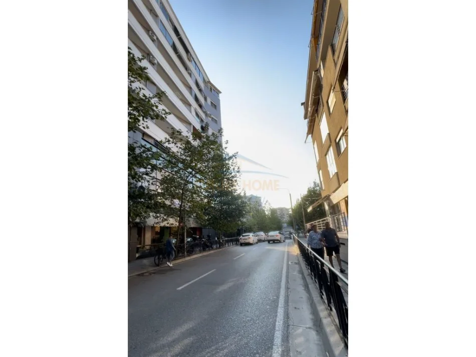 Tirane, jepet me qera apartament 3+1+Aneks+Ballkon Kati 2, 156 m² 1.200 € (Komuna e Parisit)