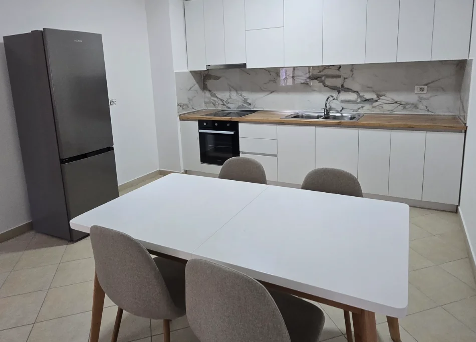 Tirane, jepet me qera apartament 3+1+Aneks+Ballkon Kati 3, 120 m² 800 € (Don Bosko)