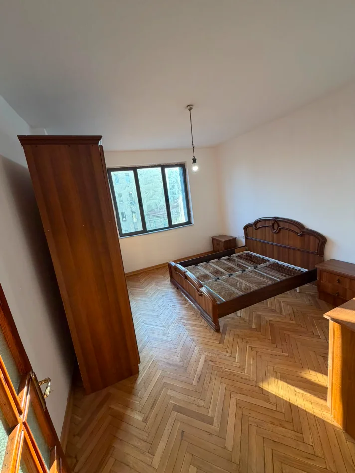 Tirane, jepet me qera apartament 3+1+Aneks+Ballkon Kati 4, 90 m² 600 € (rruga e barrikadave)