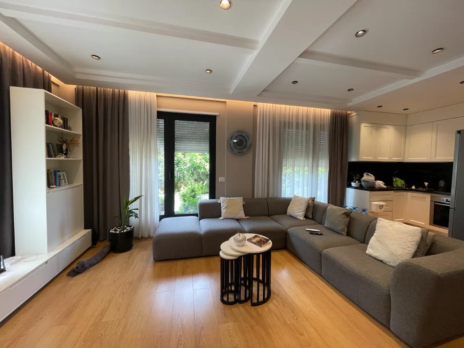 Tirane, jepet me qera apartament 3+1+Ballkon Kati 0, 100 m² 1.200 € (Varri Bamit)