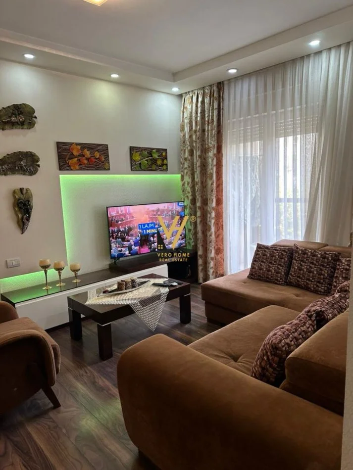 Tirane, jepet me qera apartament 3+1+Ballkon Kati 1, 110 m² 950 € (ISH PARKU)