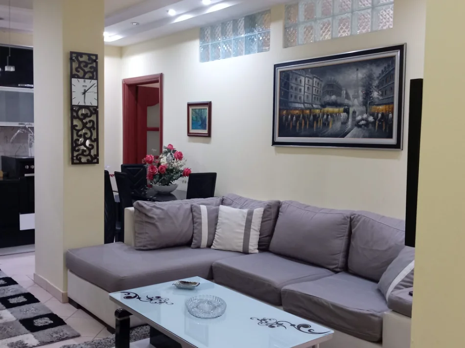 Tirane, jepet me qera apartament 3+1+Ballkon Kati 11, 110 m² 800 € (Rruga Kavajes)