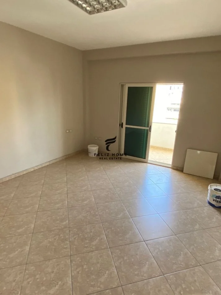 Tirane, jepet me qera apartament 3+1+Ballkon Kati 1, 250 m² 1.000 € (KODRA E DIELLIT)