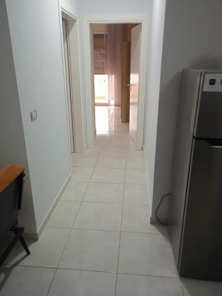 Tirane, jepet me qera apartament 3+1+Ballkon Kati 2, 125 m² 45.000 lEKE (Prane Restorant Freskut ne Fresk.)