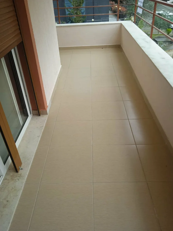 Tirane, jepet me qera apartament 3+1+Ballkon Kati 2, 125 m² 520 € (Prane Restorant Freskut ne Fresk.)