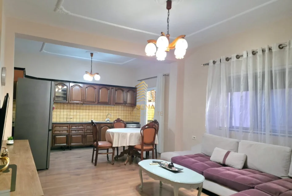 Tirane, jepet me qera apartament 3+1+Ballkon Kati 2, 169 m² 750 € (Fusha e Aviacionit)