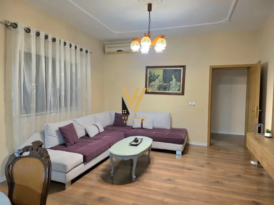 Tirane, jepet me qera apartament 3+1+Ballkon Kati 2, 169 m² 850 € (ISH FUSHA E AVIACIONIT)