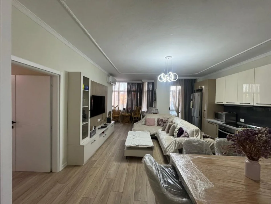 Tirane, jepet me qera apartament 3+1+Ballkon Kati 3, 100 m² 1.000 € (bulevardi bajram curri)
