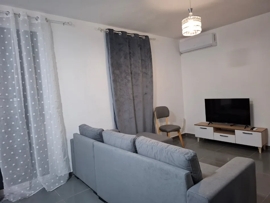 Tirane, jepet me qera apartament 3+1+Ballkon Kati 3, 115 m² 650 € (Rruga 5 Maji)