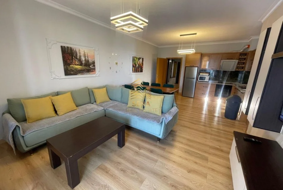 Tirane, jepet me qera apartament 3+1+Ballkon Kati 4, 121 m² 1.000 € (Liqeni i Thate)