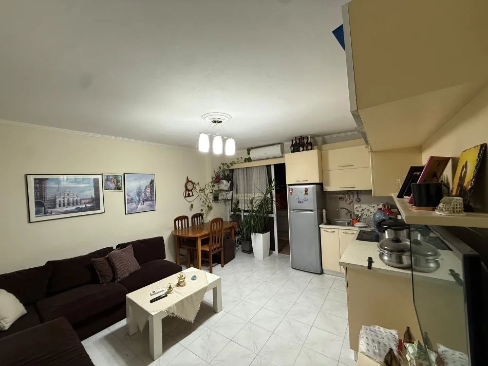 Tirane, jepet me qera apartament 3+1+Ballkon Kati 5, 112 m² 450 € (ne rrugen Njazi Meka Tirane.)