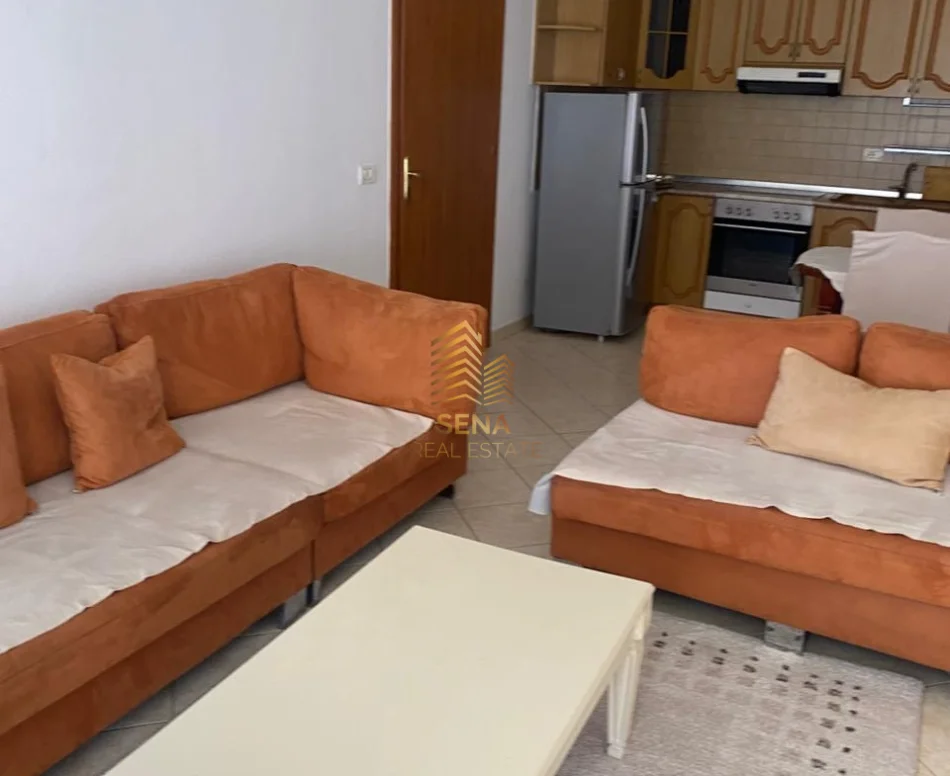 Tirane, jepet me qera apartament 3+1+Ballkon Kati 5, 120 m² 700 € (Stacioni i Trenit)