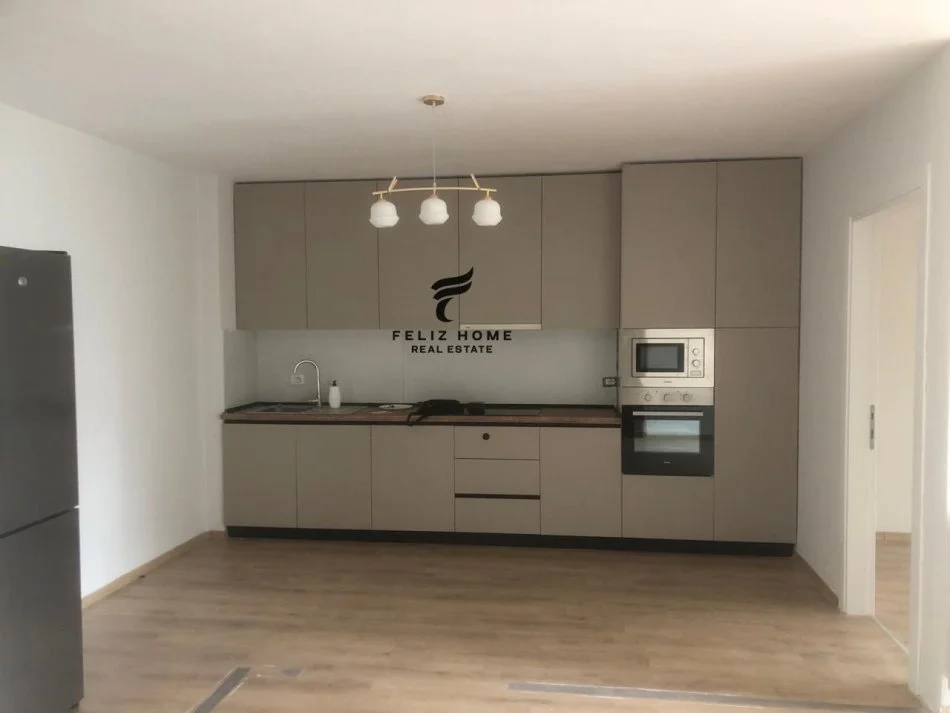 Tirane, jepet me qera apartament 3+1+Ballkon Kati 5, 138 m² 1.000 € (FUSHA E AVIACIONIT)