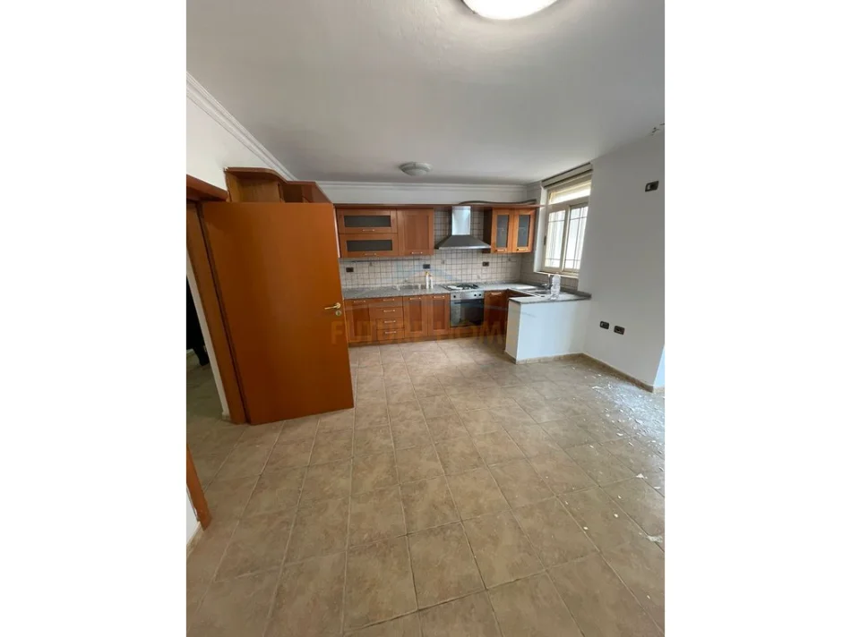 Tirane, jepet me qera apartament 3+1+Ballkon Kati 5, 158 m² 900 € (Garda)