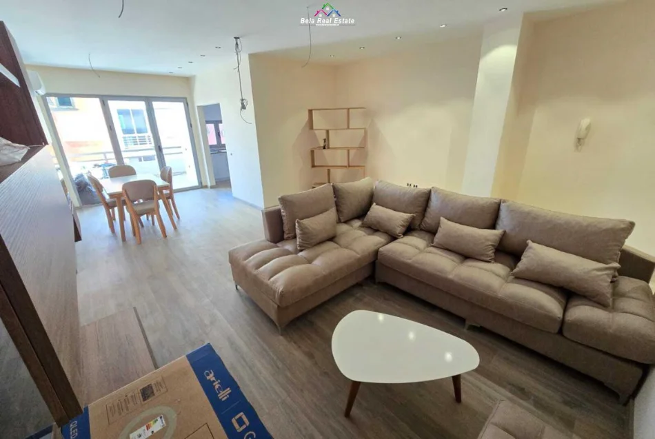 Tirane, jepet me qera apartament 3+1+Ballkon Kati 6, 120 m² 1.200 € (Bulevardi Zhan Dark)