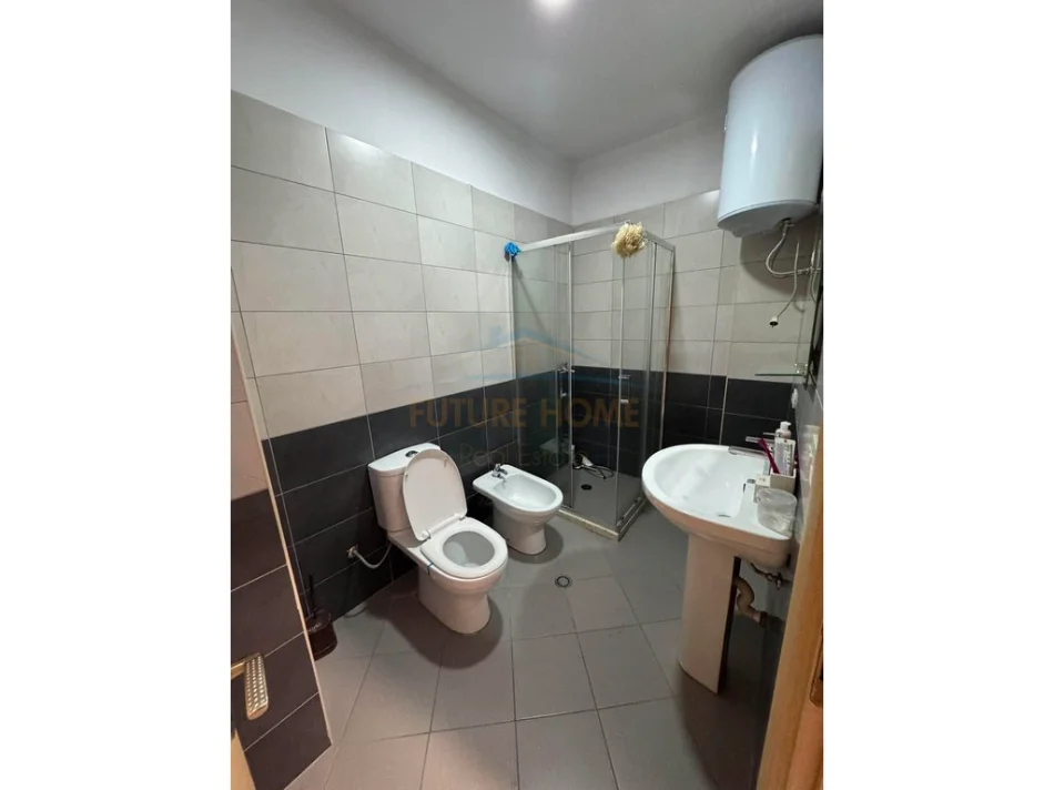 Tirane, jepet me qera apartament 3+1+Ballkon Kati 6, 128 m² 700 €