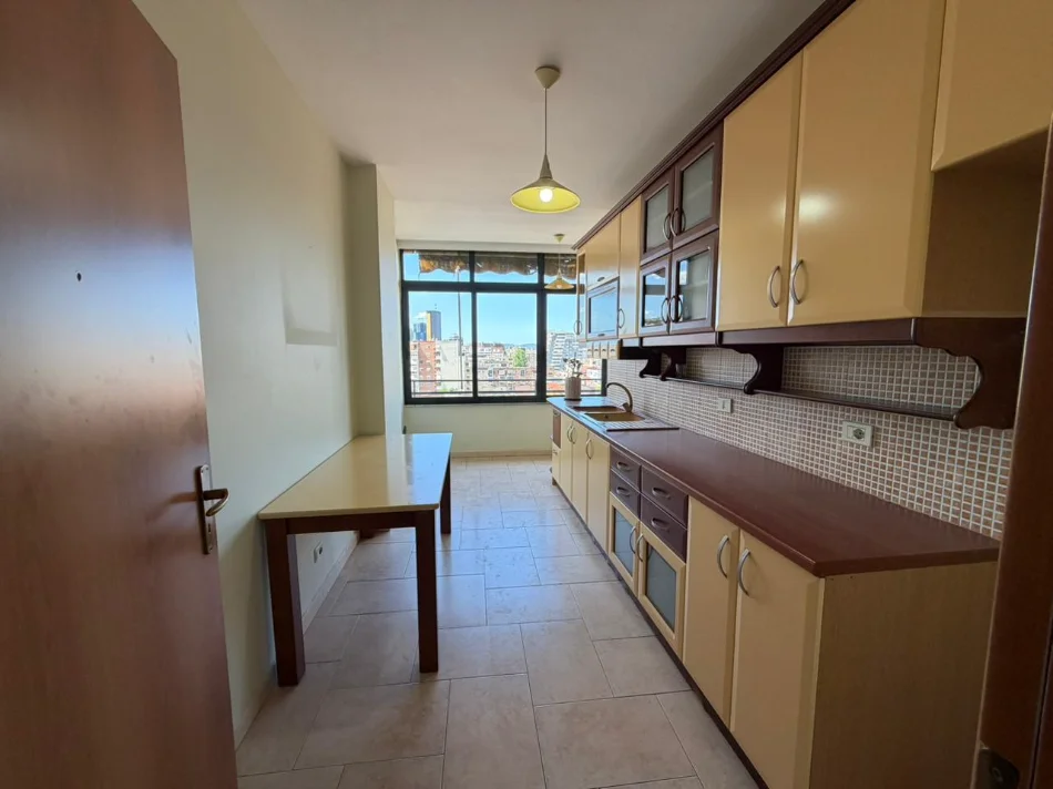 Tirane, jepet me qera apartament 3+1+Ballkon Kati 6, 130 m² 800 € (Rruga 4 Deshmoret)