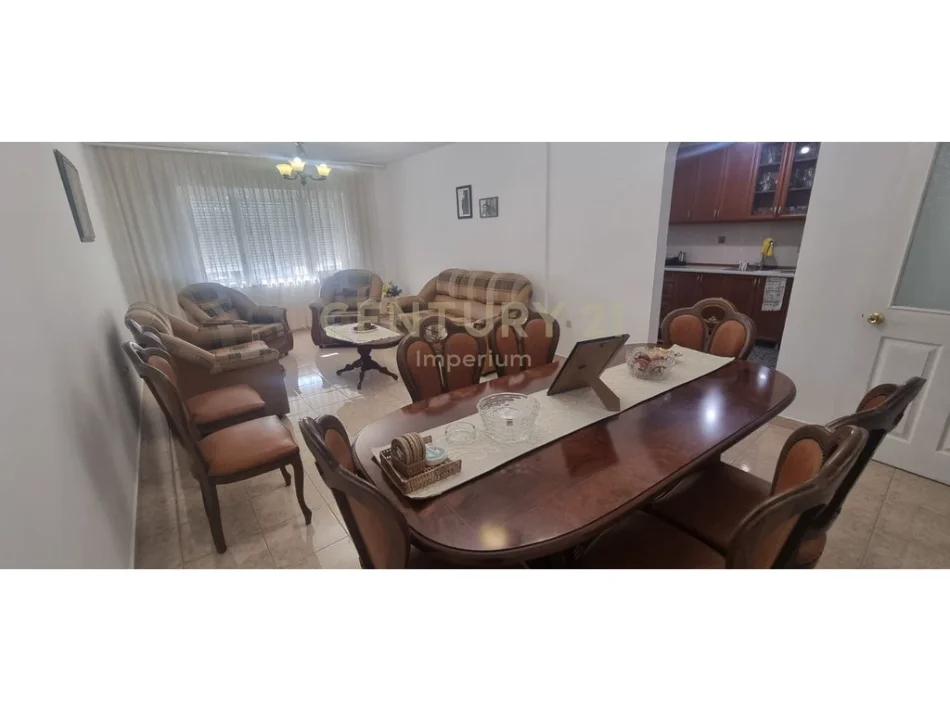 Tirane, jepet me qera apartament 3+1+Ballkon Kati 7, 132 m² 550 € (laprake)