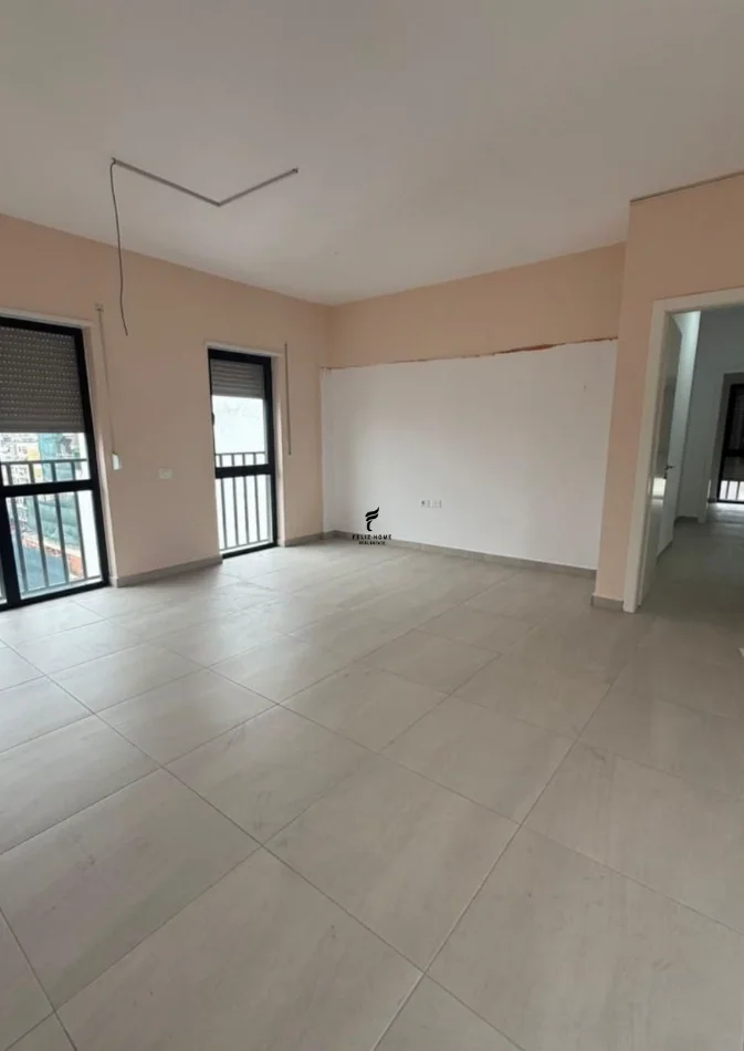 Tirane, jepet me qera apartament 3+1 Kati 10, 116 m² 800 € (SELVIA)