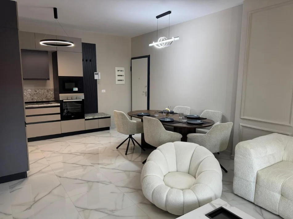 Tirane, jepet me qera apartament 3+1 Kati 10, 150 m² 1.600 € (RRUGA E KAVAJES)