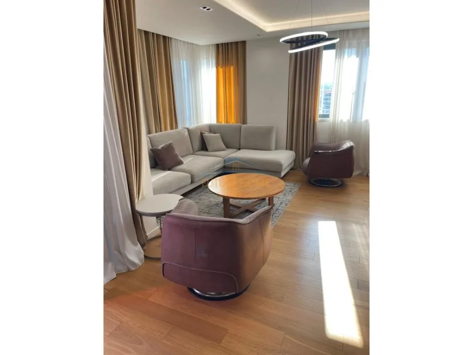 Tirane, jepet me qera apartament 3+1 Kati 10, 175 m² 1.000 € (Astir)