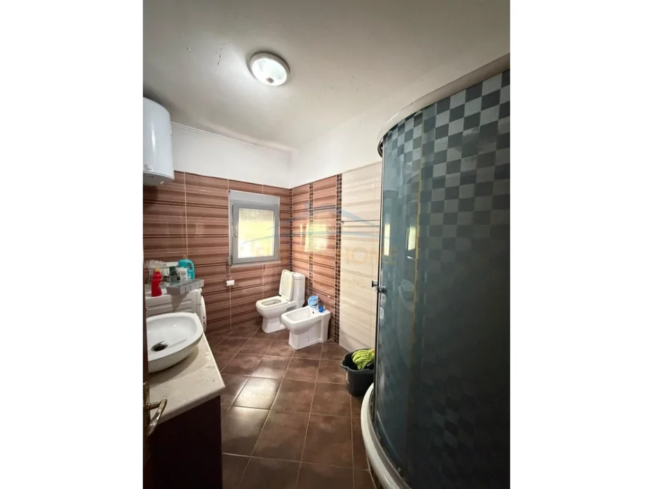 Tirane, jepet me qera apartament 3+1 Kati 1, 128 m² 600 € (Unaza e re)