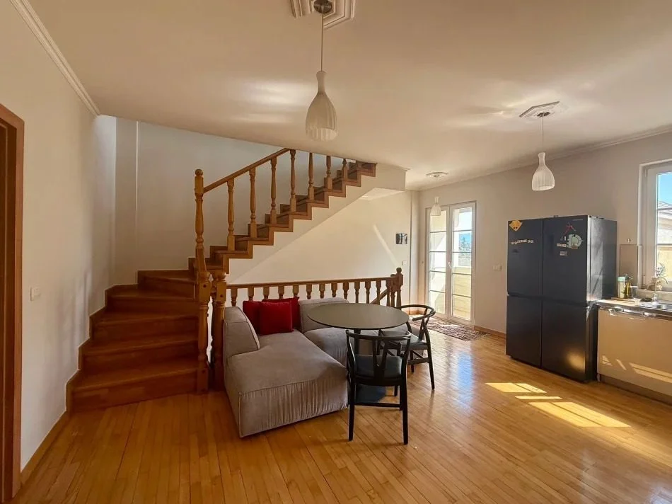 Tirane, jepet me qera apartament 3+1 Kati 1, 130 m² 1.000 € (Sauk)