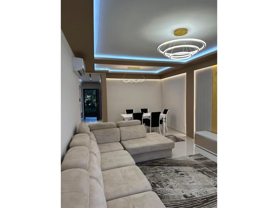 Tirane, jepet me qera apartament 3+1 Kati 1, 142 m² 1.500 € (Kodra e Diellit 1,)