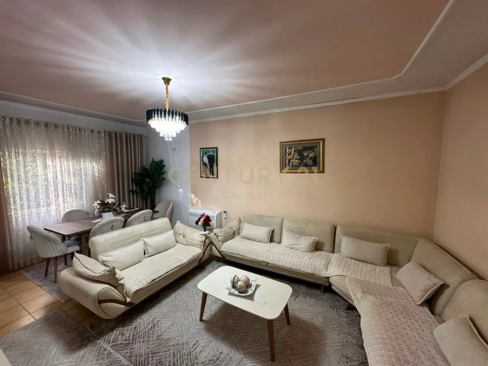Tirane, jepet me qera apartament 3+1 Kati 1, 270 m² 1.000 €