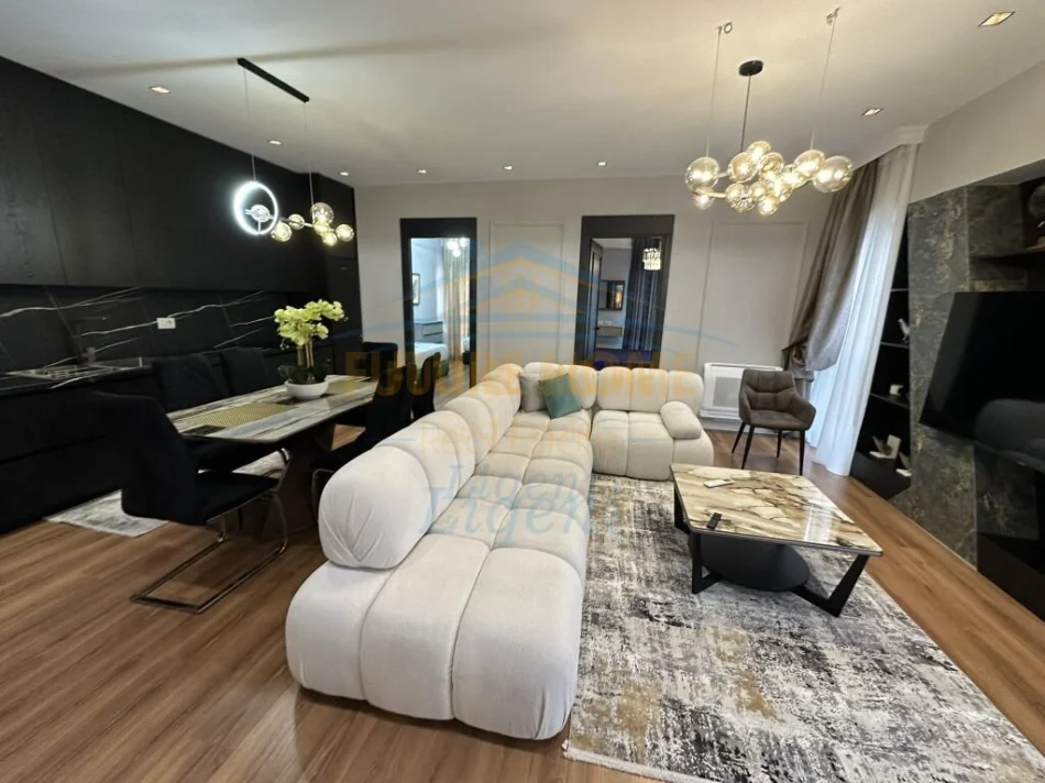 Tirane, jepet me qera apartament 3+1 Kati 15, 146 m² 2.700 € (Tirana Garden Building)